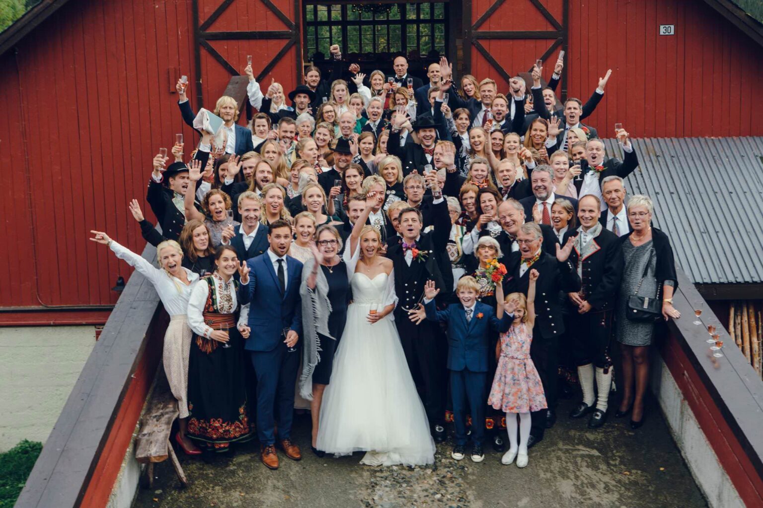 Wedding picture in front of the barn / Bryllupsbilde foran låven